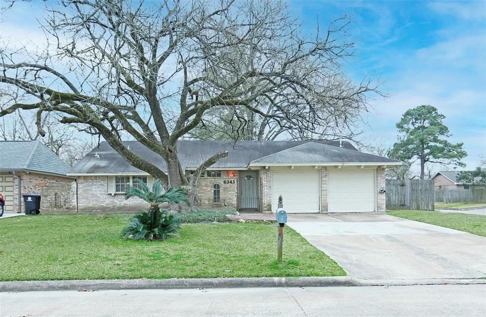 6343 Maple Hill Dr, Houston, TX 77088 - photo 1