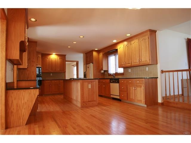 78 Deer Run Dr, Trumbull, CT 06611 - photo 1