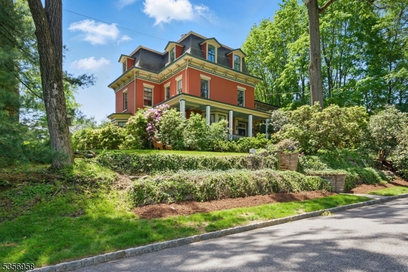 Sold $999,000