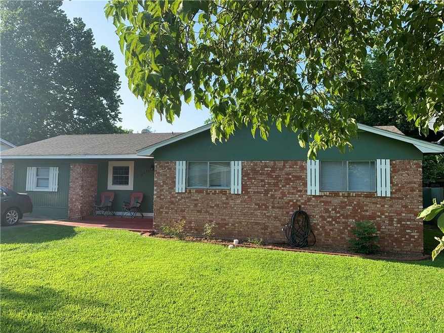 2311 W Alpine Cir, Siloam Springs, AR 72761 - photo 1