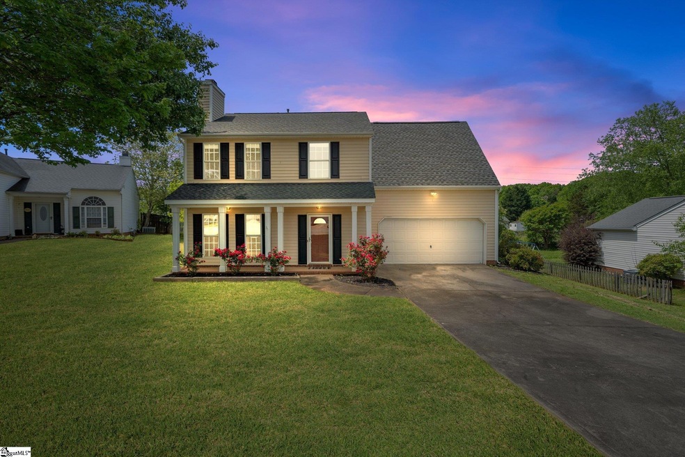 8 Woodmore Ct, Simpsonville, SC 29680