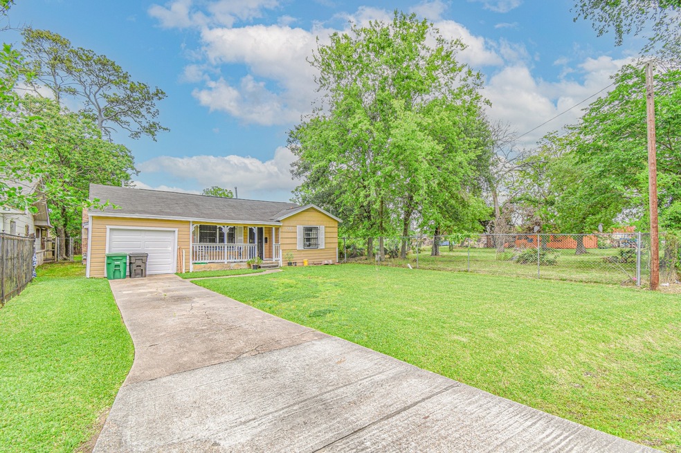 1205 Eubanks St, Houston, TX 77022 - photo 1
