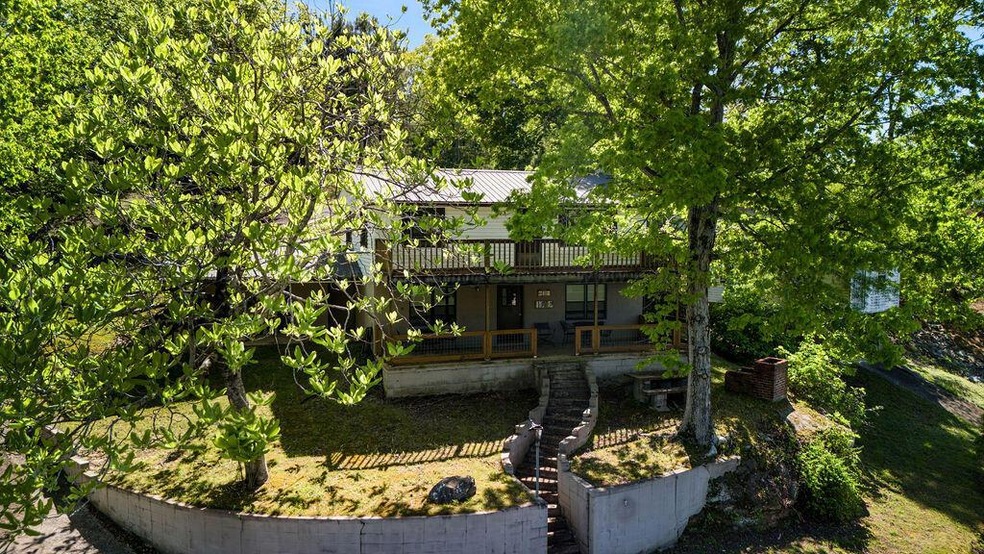 966 Bluff Way
