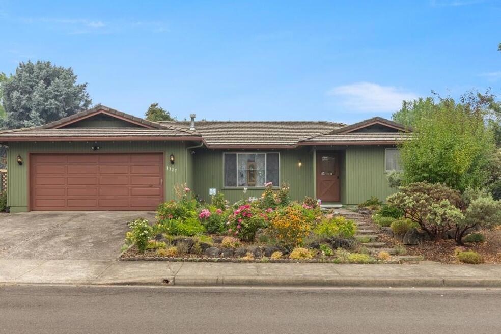 1327 Bonita Ave, Medford, OR 97504 - photo 1