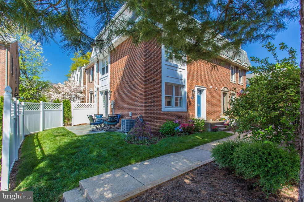 1346 Chetworth Ct, Alexandria, VA 22314 - photo 1