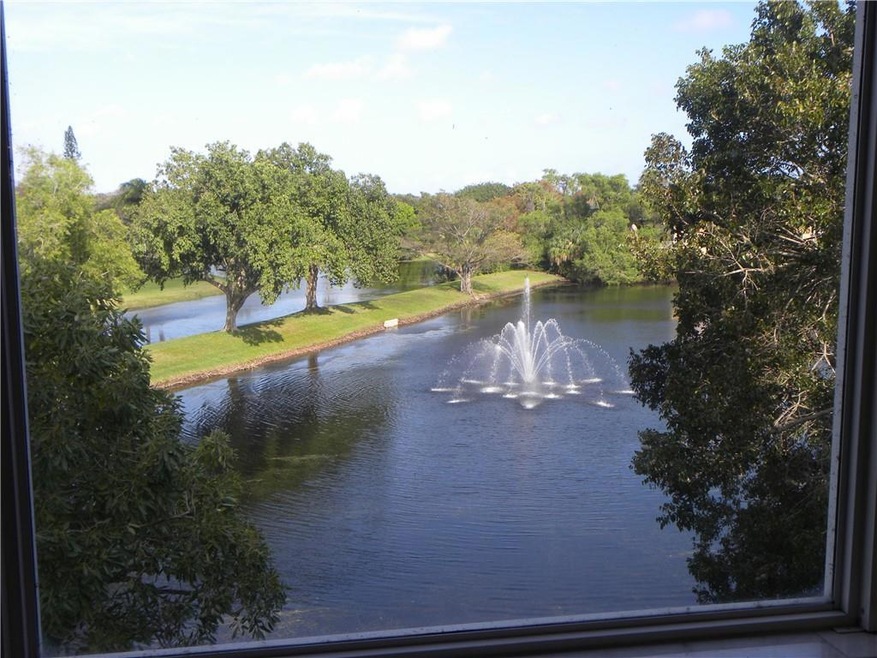Stunning views of the lake and fountain throughout