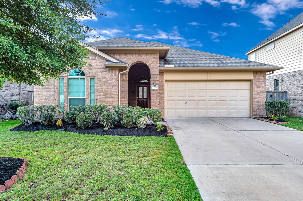 27523 Huggins Crest Ct, Fulshear, TX 77441 - photo 1