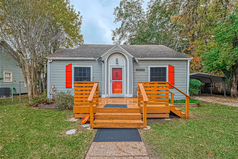 812 W Blum St, Alvin, TX 77511 - photo 1