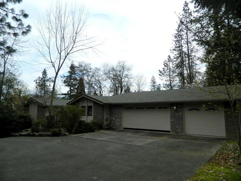 1221 NW B St, Grants Pass, OR 97526 - photo 1