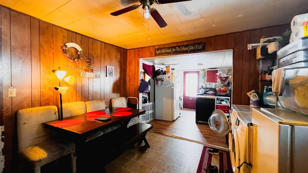 307 NE 2nd St, Fairfield, IL 62837 - photo 1