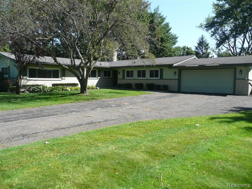 5833 Burnham Rd, Bloomfield Hills, MI 48302 - photo 1