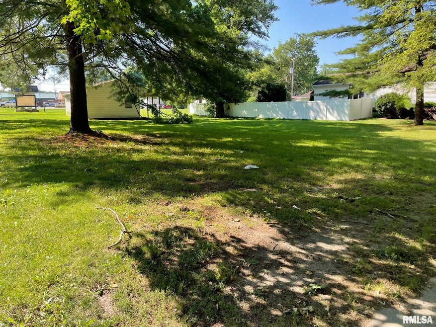 626 College Ave, Lincoln, IL 62656 - photo 1