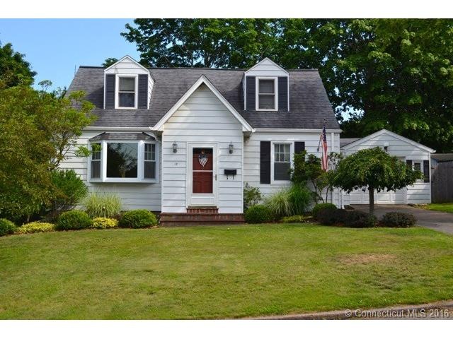 Gorgeous Cape with beautiful landscaping (picture 