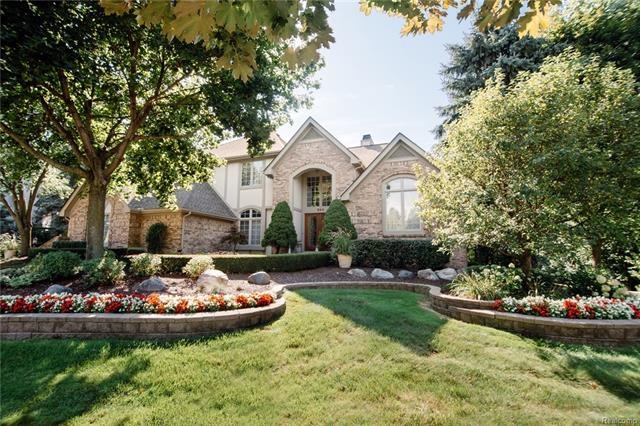 IMPECCABLE PHEASANT HILLS COLONIAL LOCATED IN NORT