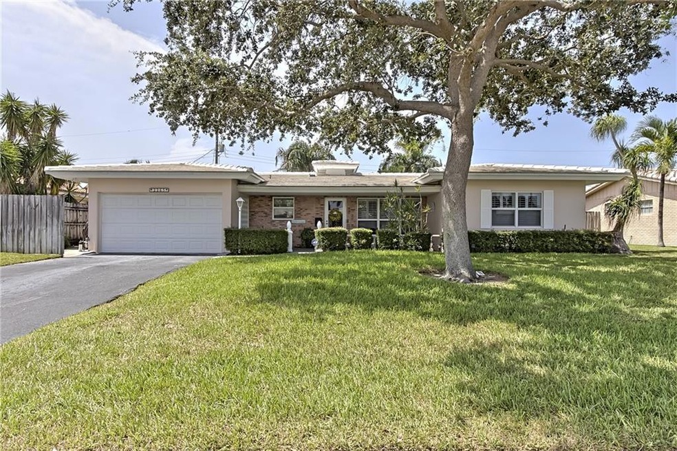 Large yard with established tree in desirable Ligh