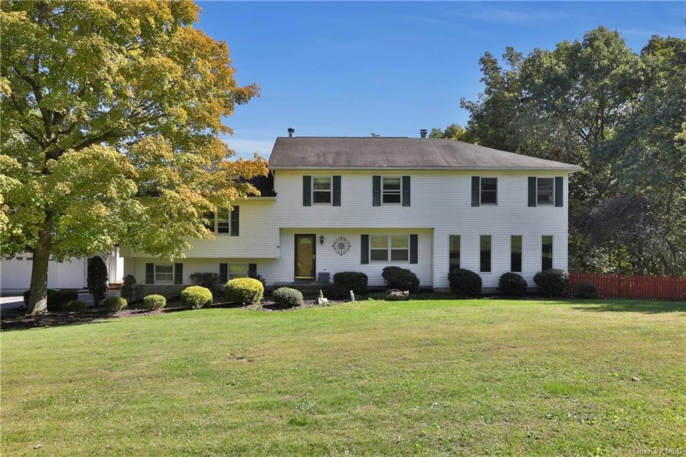 18 Mollys Way, Poughkeepsie, NY 12601 - photo 1