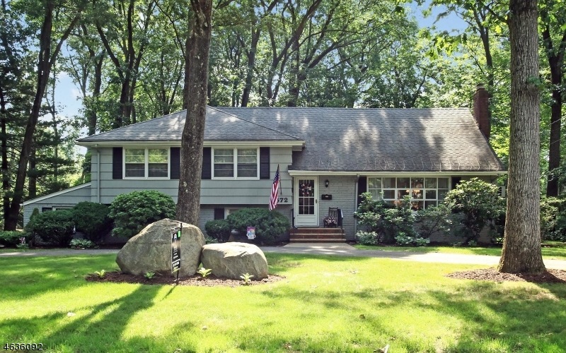 572 Cresthaven Rd, Wyckoff, NJ 07481 - photo 1