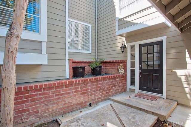2769 Hillview, private courtyard entry