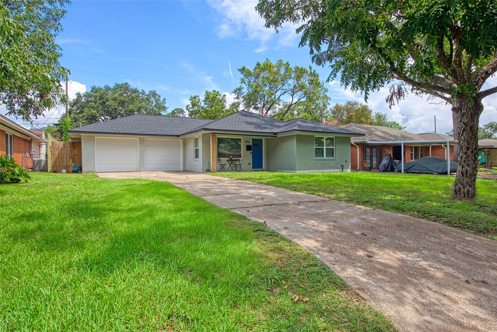 858 Sara Rose St, Houston, TX 77018 - photo 1