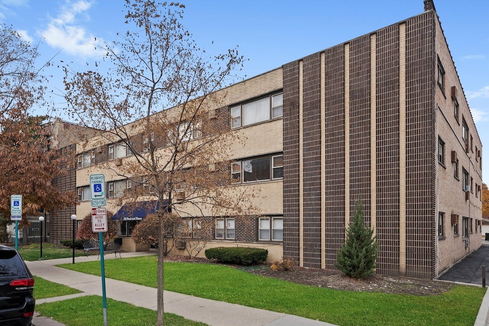 222 Washington Blvd unit 101, Oak Park, IL 60302 - photo 1