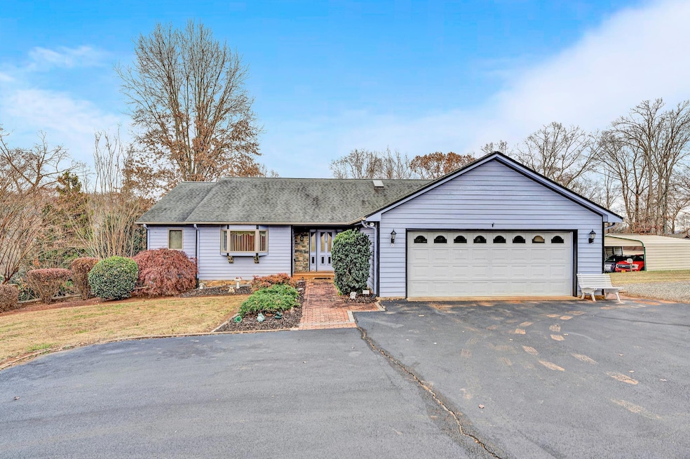 110 Club House Dr, Moneta, VA 24121 - photo 1