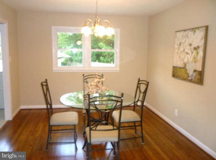 1015 Country Club Dr NE, Vienna, VA 22180 - photo 1