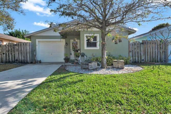 141 E Riverside Dr Jupiter FL-small-001-