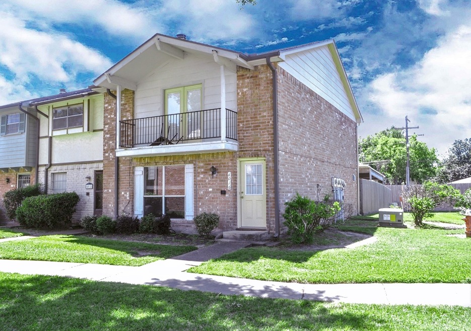 4016 Laura Leigh Dr, Friendswood, TX 77546 - photo 1