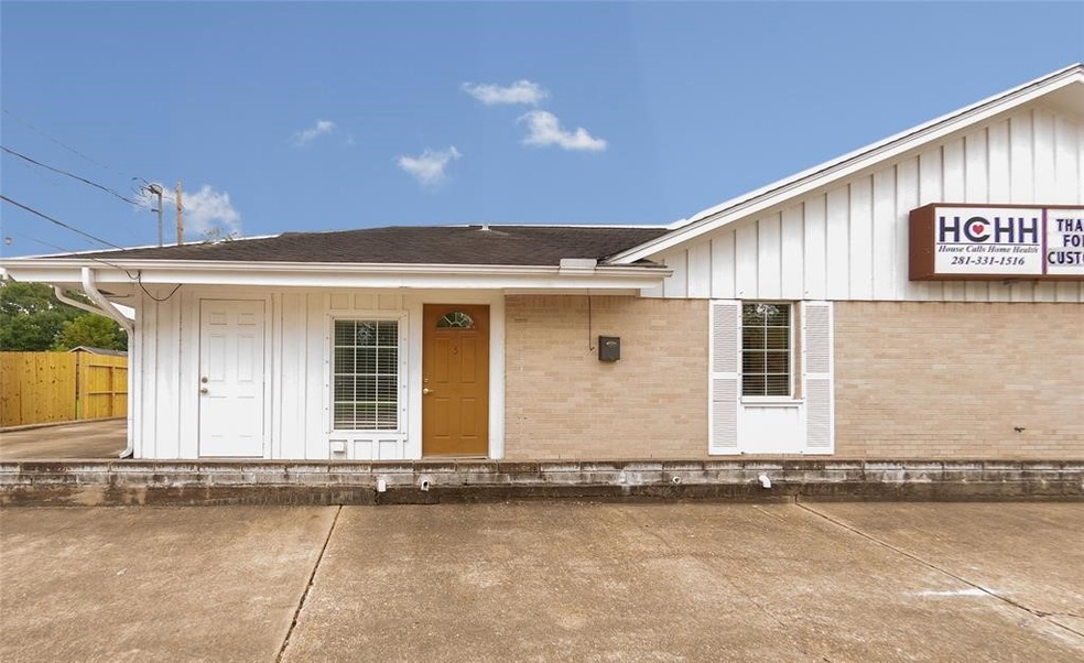 705 S Hood St, Alvin, TX 77511 - photo 1