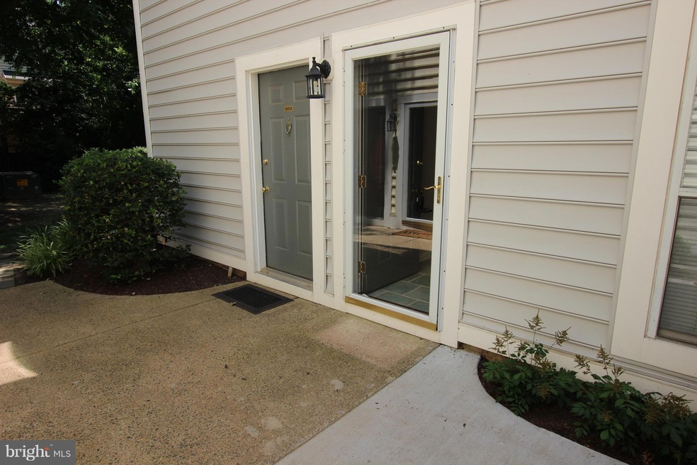 10050 Oakton Terrace Rd unit 10050, Oakton, VA 22124 - photo 1