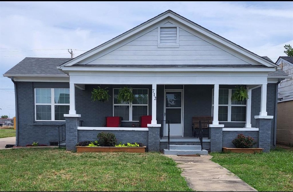 View of front facade featuring a front yard and a 