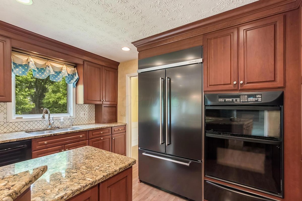 Gourmet, island kitchen.