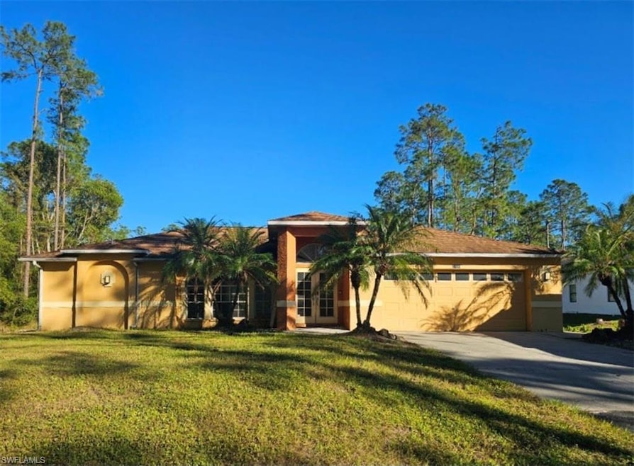 View of front facade featuring a front yard and a 