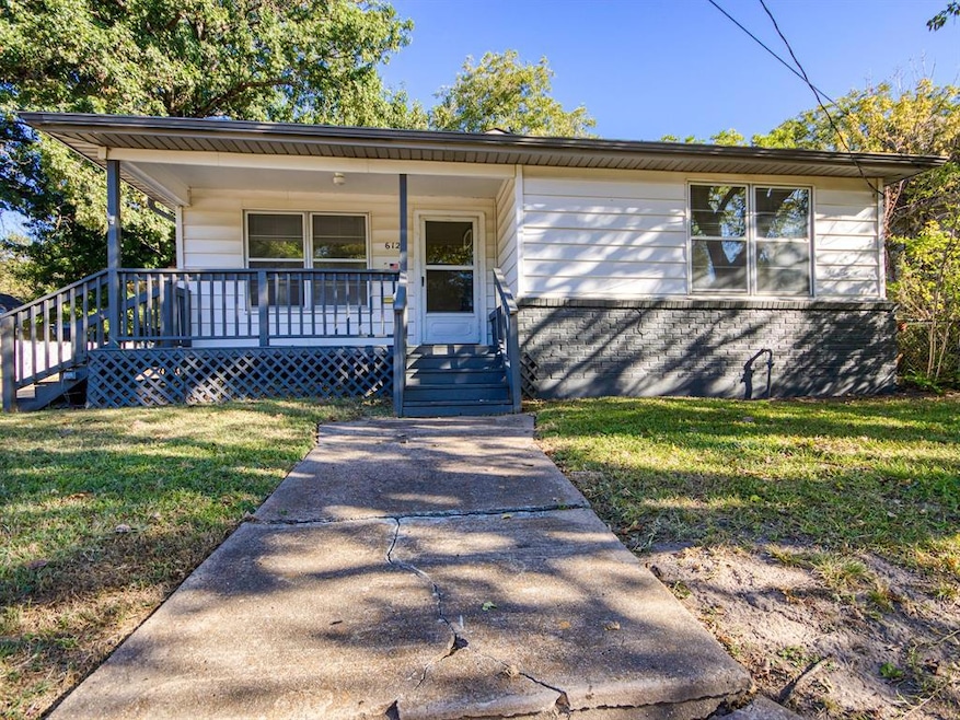 612 W 5th St, Bonham, TX 75418 - photo 1