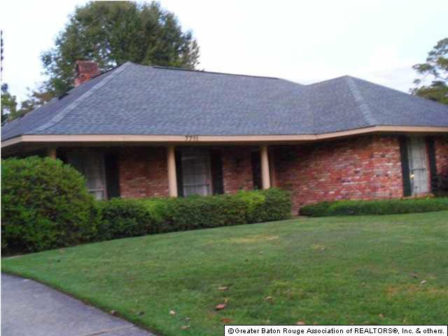 What great curb appeal! Can't you just see yoursel