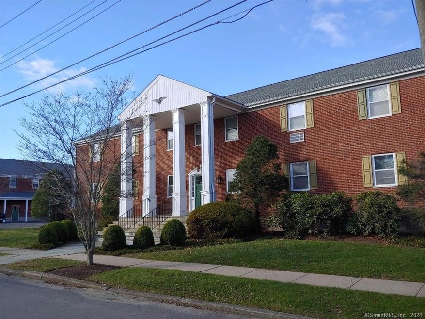 261 Millard St unit 8B, Fairfield, CT 06824 - photo 1