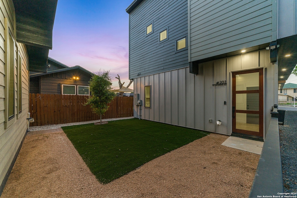 107 Harding Place unit 201, San Antonio, TX 78203 - photo 1
