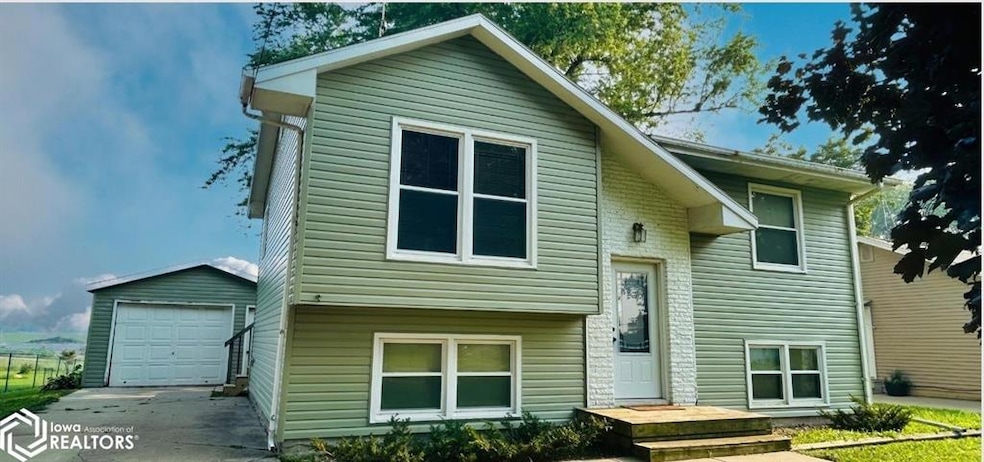 1804 3rd Ave, Grinnell, IA 50112 - photo 1