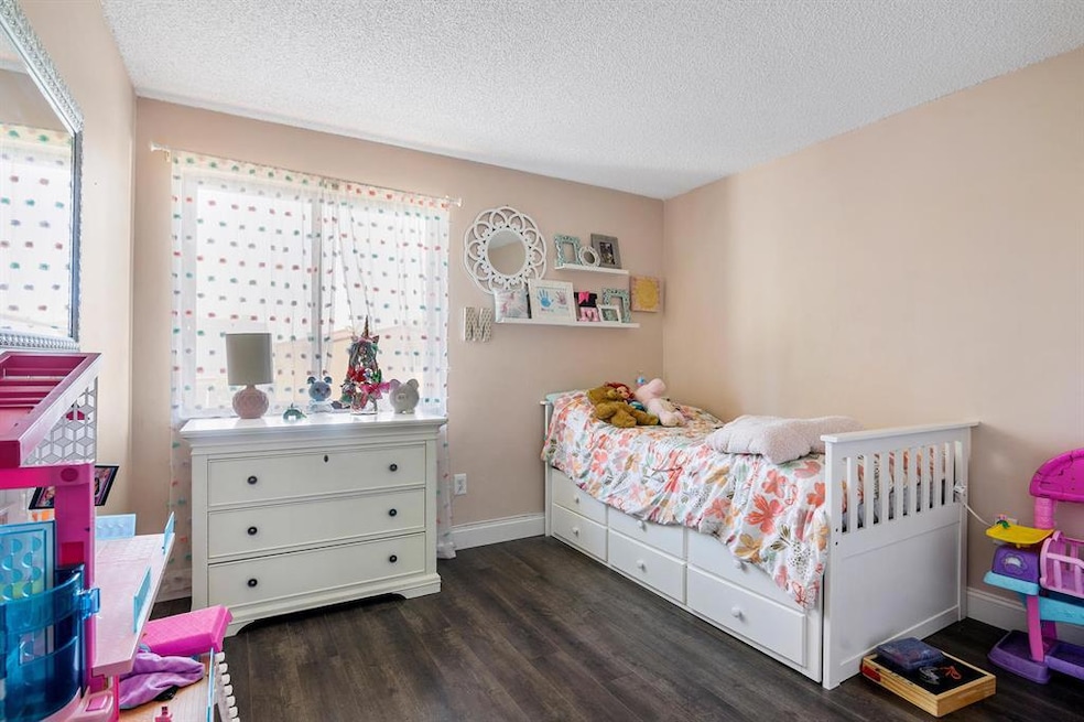 2066 W 54th St-large-001-006-Bedroom-150