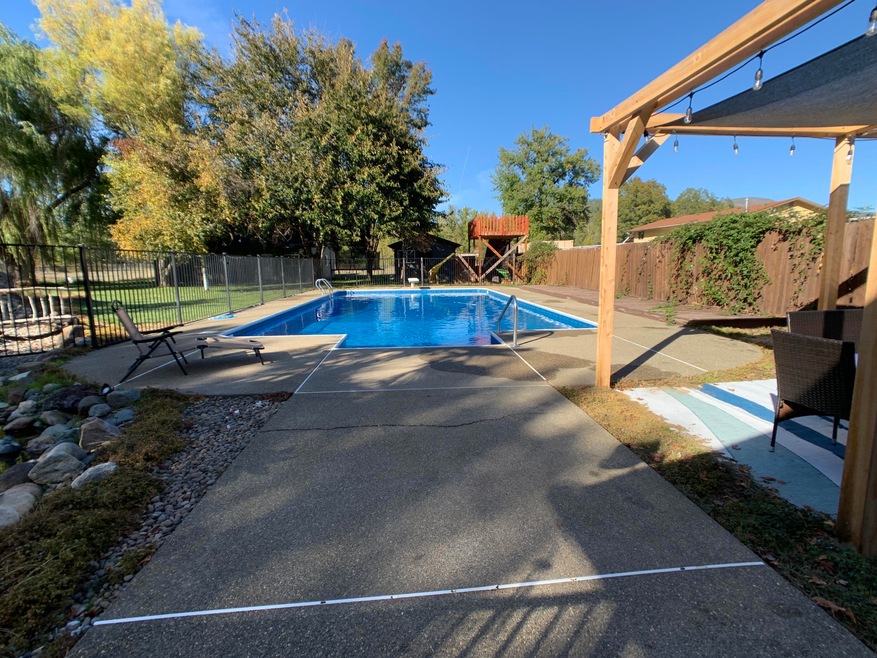 8663 E Evans Creek Rd, Rogue River, OR 97537 - photo 1