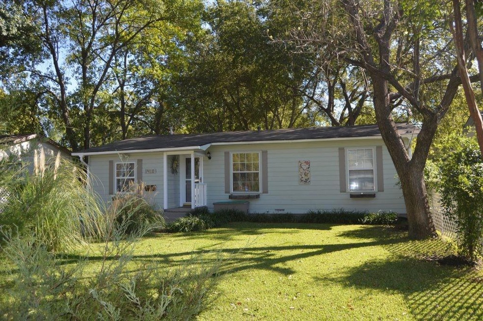 1410 Pecan St, Bonham, TX 75418 - photo 1