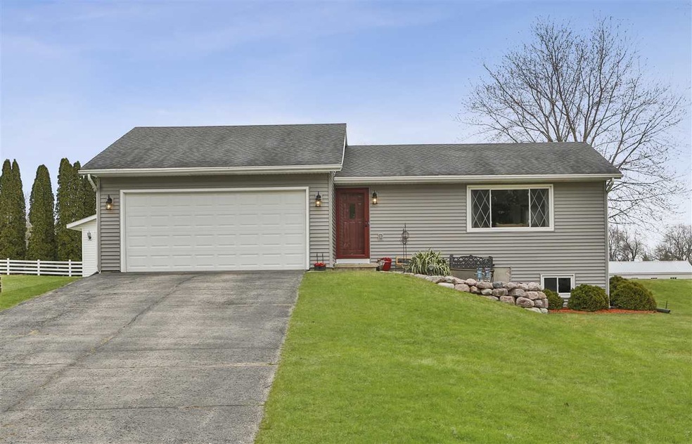 384 Pagelow Rd, Brooklyn, WI 53521 - photo 1