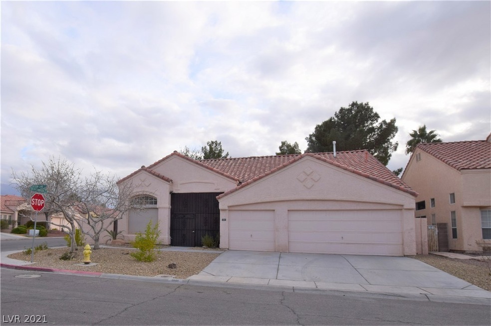 3 car garage, POOL AND SPA, no hoa!