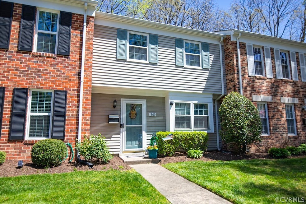 Townhome / multi-family property featuring a front