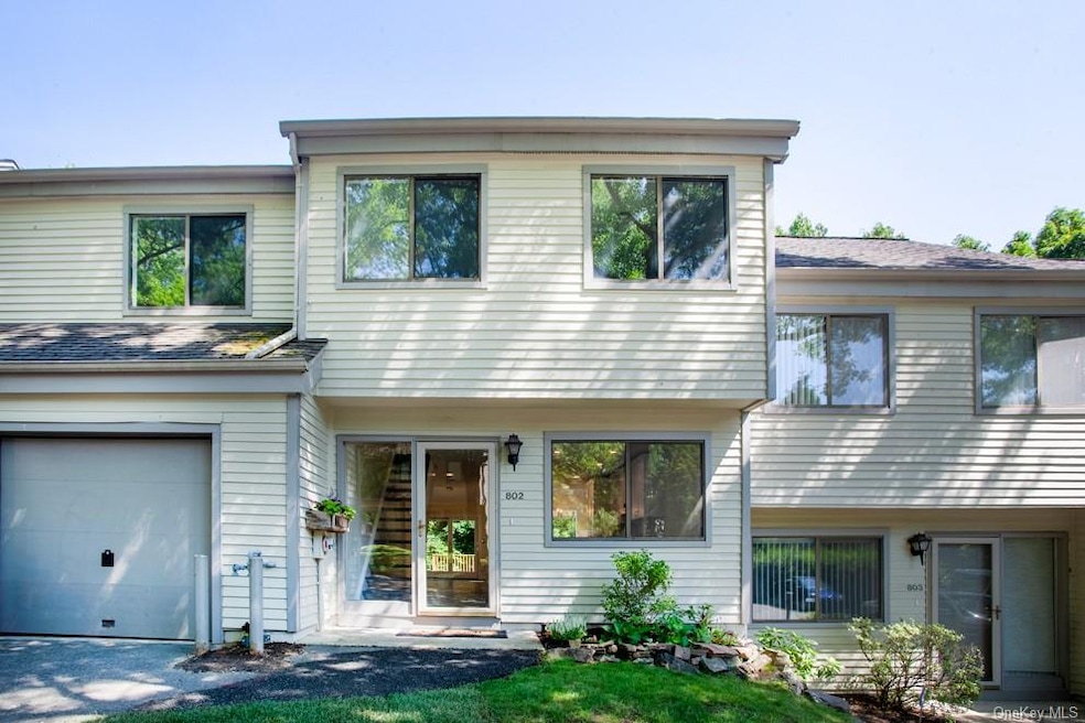 802 Hunters Run, Dobbs Ferry, NY 10522 - photo 1