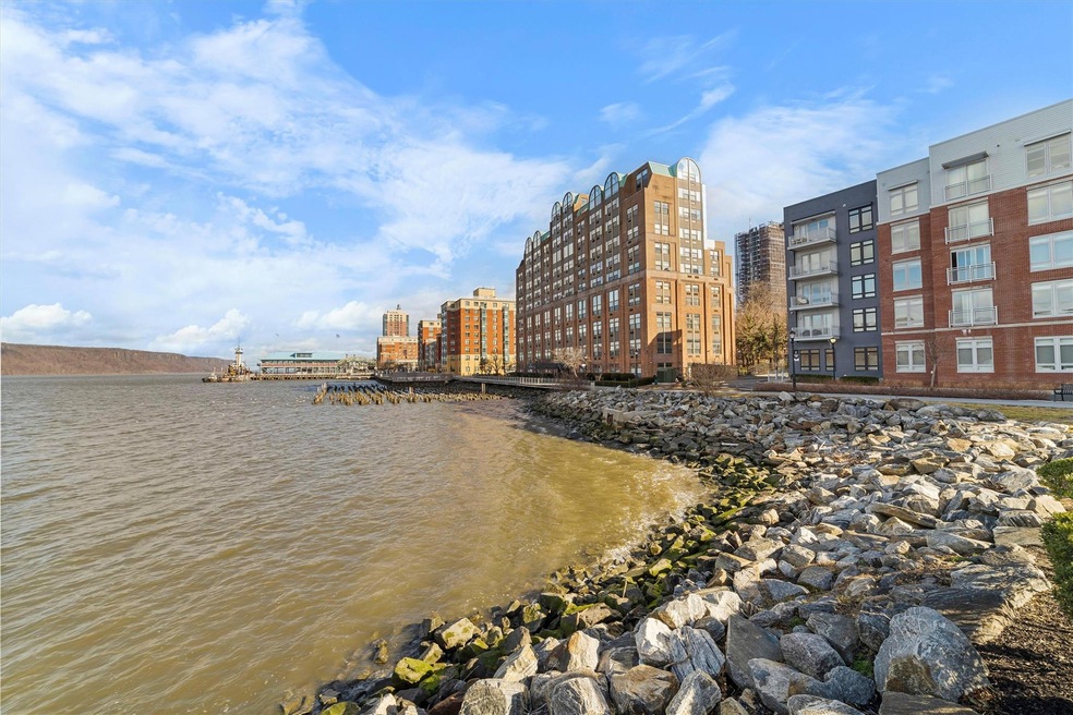 Scrimshaw House unit 8G, Yonkers, NY 10701 - photo 1