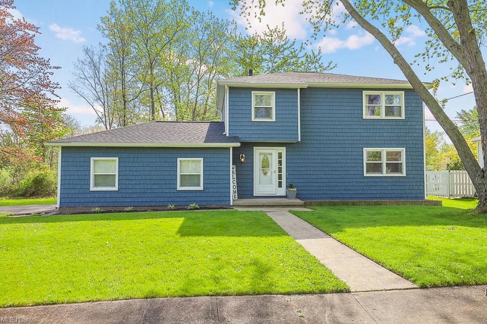 521 Maplewood Ave, Sheffield Lake, OH 44054 - photo 1