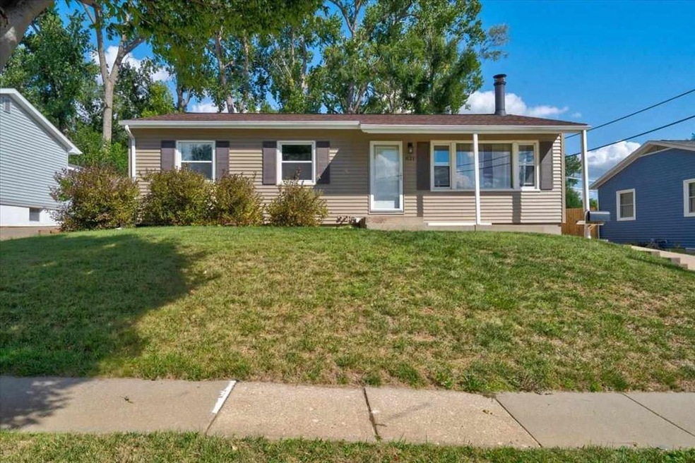 821 Cheyenne Rd NW, Cedar Rapids, IA 52405 - photo 1