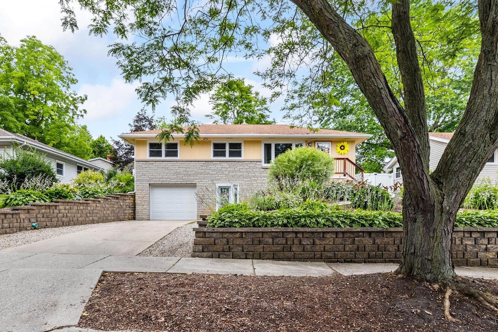 Exterior_1924 Fairview Dr W-1