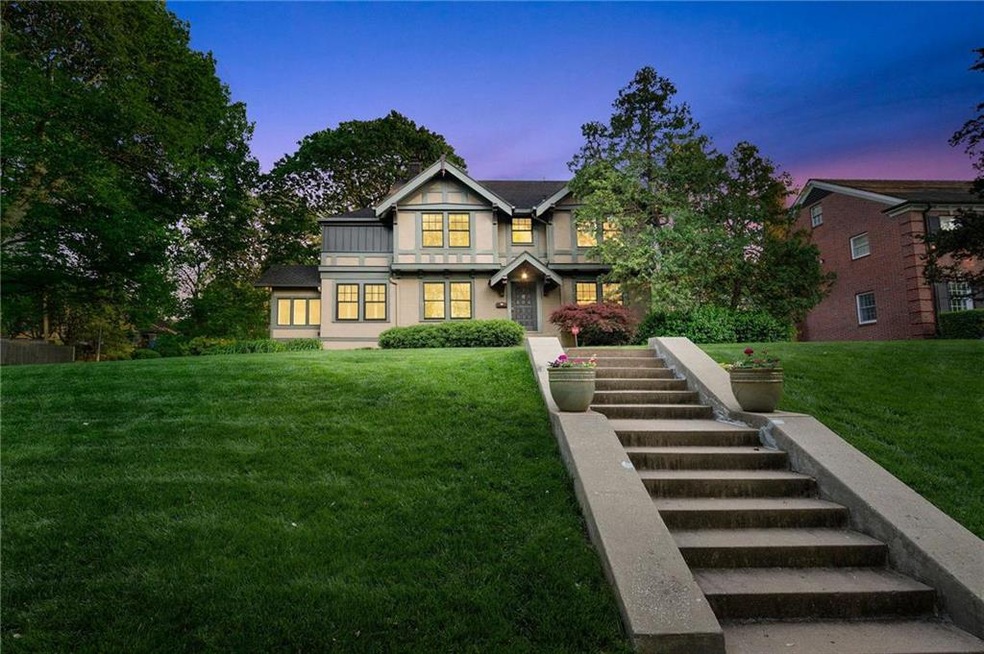 Gorgeous corner lot in prestigious Country Club Ri